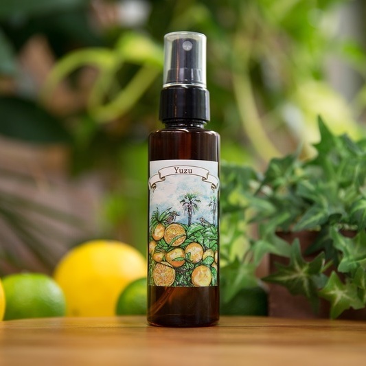 楽天市場 Lc 柚子 アロマスプレー 100ml 国産 メーカー 精油 和精油 ゆず 天然 アロマ ユズ 水蒸気蒸留法 日本 香り 製造 光毒性フリー 除菌 除菌対策 消臭 マスク 感染予防 抗ウイルス 抗菌 除菌スプレー 携帯用 消臭 柑橘 柑橘系 オフィス デスク リビング
