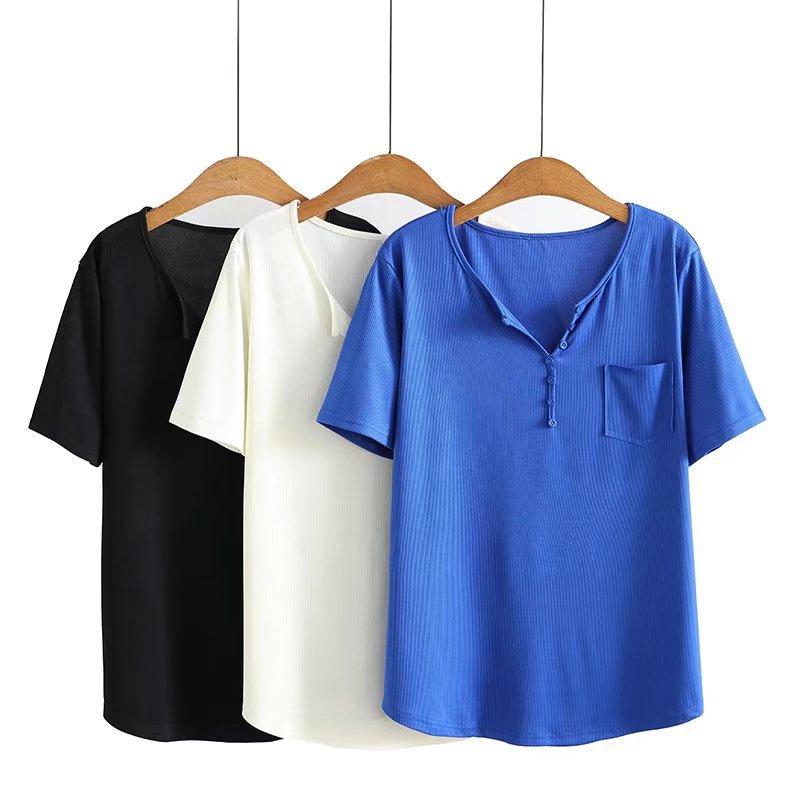 Tシャツ 女性用 ビッグサイズ 春夏 短袖 Vネック 7つボタン トップス 韓系 かわいい ピットストライプ柄 ポリエステル 純色 セットイン ブラック 米白 ブルー 快適 日常使い 軽量 吸湿速乾 伸縮性 通勤 部屋着