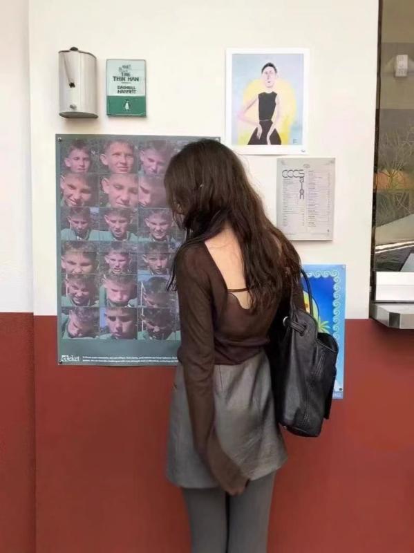 Tシャツ 女性用 春 韓国風 セクシー 後ろ開き ファッション 質感 ラウンドネック 長袖 トップス ワイドシルエット ゆったり 普通丈 ボートネック ベーシックスリーブ ソリッドカラー 私服 名媛スタイル コーヒーブラウン 柔らか素材 日常使い かわい