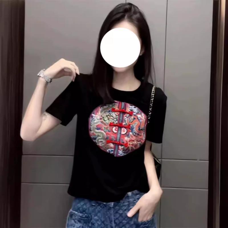 Tシャツ 女性 夏季 短袖 綿混 接触冷感 刺繍 宗教民族柄 古典風 復古 丸首 修身 普通丈 ブラック ワインレッド ホワイト 大きいサイズ ゆったり 肩幅正しい ボタン 文学的 夏服 トップス ロング丈