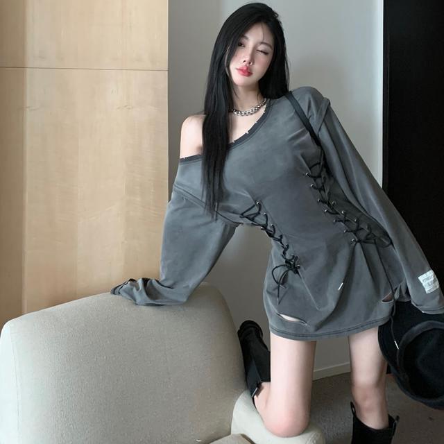 Tシャツ レディース 長袖 早秋 韓国風 純欲 斜め襟 肩出し 紐デザイン 中長丈 無地 ウエストイン 修身 デイリー 私服 深灰色 ポリエステル スパンデックス 伸縮性 御姐風