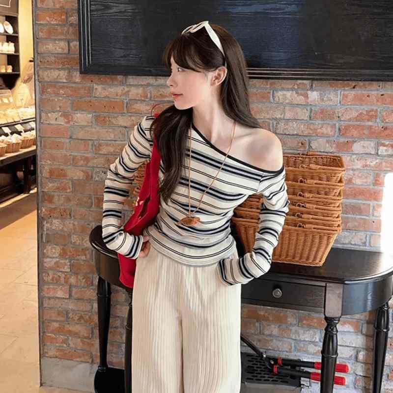 Tシャツ 女性用 春夏 韓国風 ゆったりスタイル 斜肩 条紋 スリム効果 肩出し 長袖 短丈 修身シルエット ブラック 接触冷感 ポリエステル アニメ 伸縮性 免アイロン セットアップ 日常使い 快適 軽量