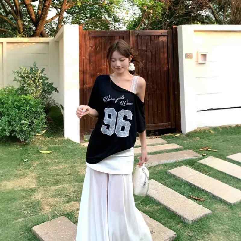 Tシャツ 女性 綿 刺繍 2025 夏 新作 韓国風 ゆったり 斜め肩 デザイン ファッション 肩出し 短袖 トップス セットインスリーブ ルーズフィット ミッドレングス ボートネック ストリート ヒップホップ 3D プリント ホワイト グレー ブラック