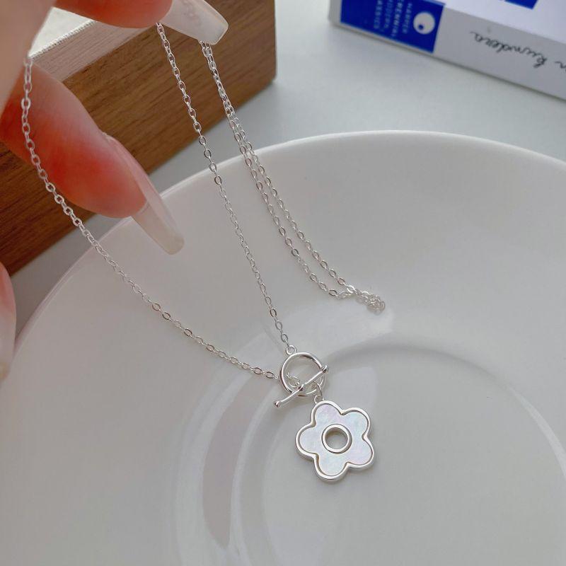 ネックレス 女性用 S925純銀 山茶花 吊り下げ 鎖骨チェーン 天然貝殻 デザイン 百搭 十字鎖 素銀色 花卉モチーフ 個性風潮 秋冬 軽量 電気メッキ加工 植物柄 シンプルスタイル｜LiLishop6
