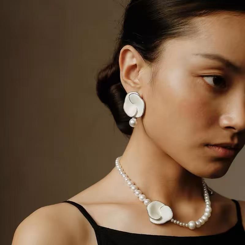 イヤリング 女性用 花 真珠 デザイン ファッション アクセサリー ハンドメイド 混合素材 銀針 クリア スイート スタイル ブラック フラワー アクセント 秋冬 コーディネート 軽量 洗練 普段使い 人気 アクセ