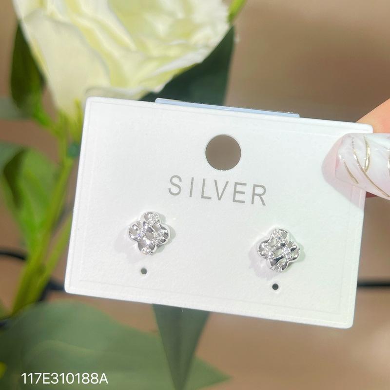 ピアス 女性用 シルバー 925 純銀 四つ葉のクローバー 花? デザイン 小型 精致 ファッション 気質 百搭 高級感 耳飾り アクセサリー インスピレーション スタイル 個性 トレンド 植物 モチーフ 銀色 ローズゴールド カラー 花卉 モチーフ 日