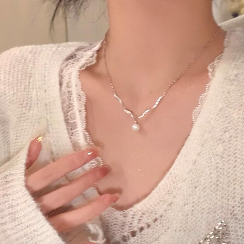 ネックレス 女性用 925シルバー 波浪デザイン 天然パール チェーン 軽量 気質 百搭 鎖骨ライン アクセサリー ファッション OL 通勤 日常使い 白色 春夏 伸縮性 接触冷感 再生繊維 ハイエンド ビッグシルエット Vネック ピンク系 アイボリー