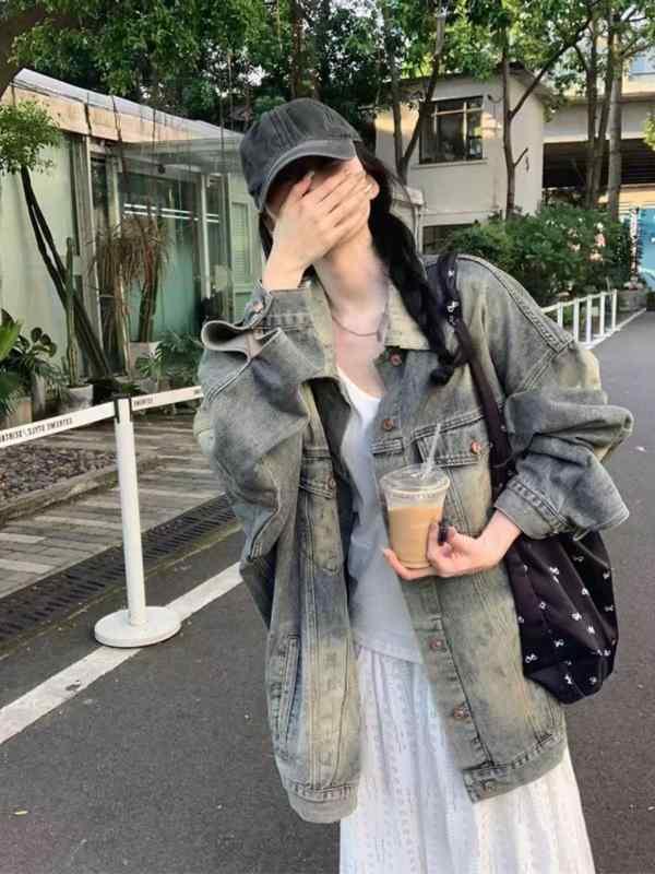 アウター デニム ジャケット 女性 春夏 通勤用 ゆったり オーバーサイズ 中長丈 コットン 素材 ブルー ロングスリーブ ポロカラー 洗い加工 レトロ スタイル 気質 デザイン 軽量 伸縮性 吸湿速乾 機能 普段使い 対応 カジュアル コーディネート