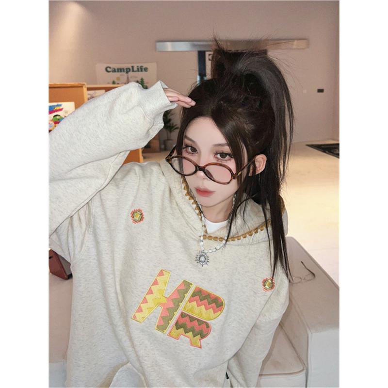 パーカー 女性用 秋冬 灰色 綿 コットン ポリエステル 混紡 刺繍 アルファベット 貼り付け 加工 フード 付き 長袖 ゆったり シルエット ミドル 丈 ルーズ フィット 日韓 スタイル カジュアル ラフ モード トレンド デザイン 単品 セットアップ