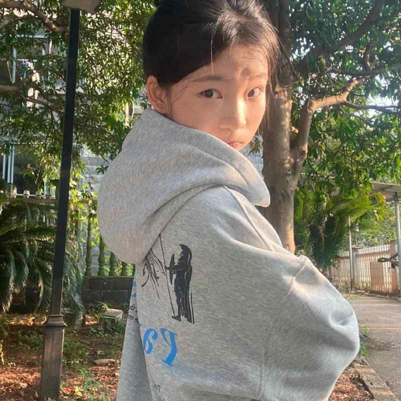 レディース フーディ スウェット トップス 長袖 連帽 プリント柄 ゆったりシルエット 中長丈 接触冷感 吸湿速乾 ポリエステル グレー系 秋冬 韓系カジュアル 部屋着 普段使い 軽量 暖か加厚 デザイン性 かわいい インナー