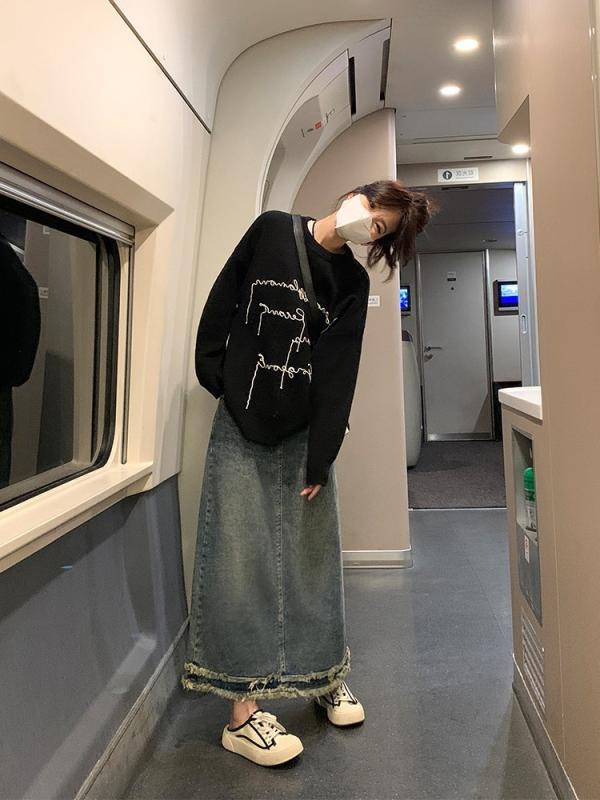 スカート 女性用 秋冬 韓国風 デザイン 毛羽立 デニム 半身スカート 復古 インスピレーション 高腰 スリム Aライン 中長丈 コットン 素材 ヴィンテージブルー フリンジ アクセント ストリート カジュアル スタイル 気質 エレガント 無伸縮