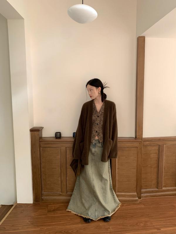 スカート 女性用 復古 デニム ロング 魚尾 ミディ 半身 スカート 茶色 綿 素材 洗い加工 ポケット 付け フレンジ ディテール 秋冬 コーディネート 普段使い 軽量 快適 着こなし かわいい シルエット 強調 脚長 効果 ボヘミアン スタイル ラフ