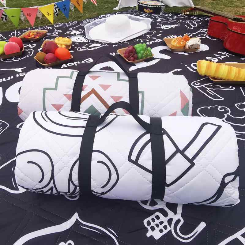 ピクニックマット 防水 防潮 アルミ膜 牛津布 200x200cm 200x300cm 4-6人用 野営 キャンプ ビーチ グラウンドシート 軽量 折りたたみ 跳跳棋柄 飛行棋柄 遨遊天空柄 黒グラフィティ柄 白グラフィティ柄 黒キャンプ柄 白キャンプ柄