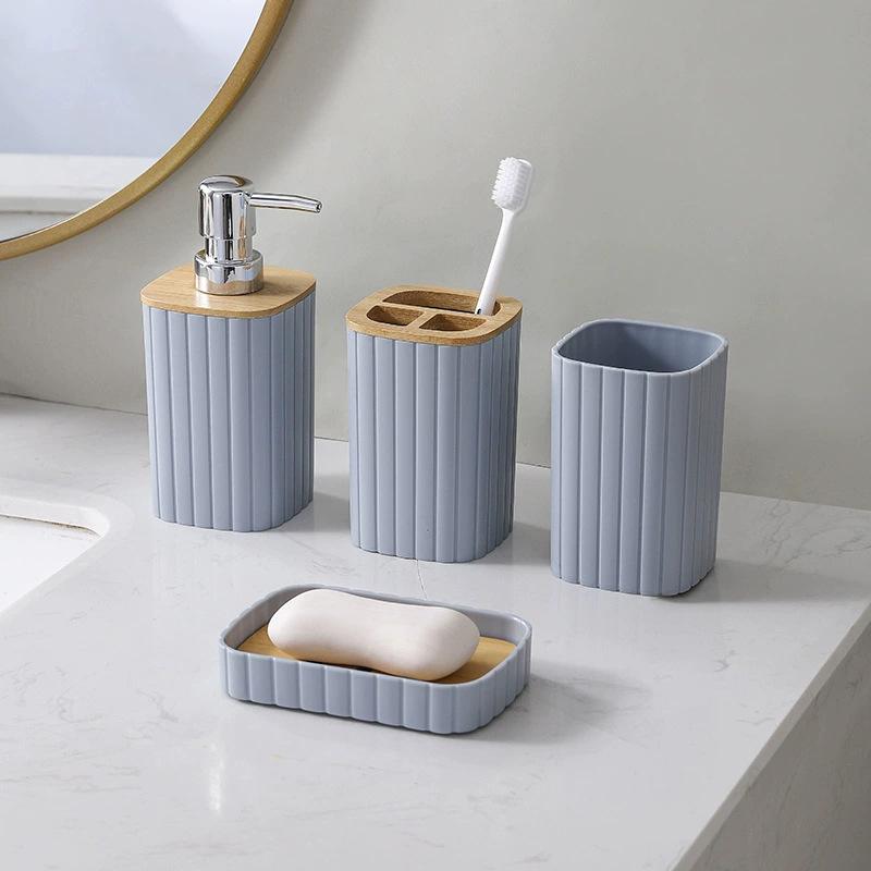 トイレブラシセット 衛生間収納 ホテル用品 竹製 乳液ボトル 4点セット プラスチック素材 ストライプ柄 黒 白 灰色 シンプル北欧風 民宿向け 日常収納 耐久性 清掃便利 収納ラック 洗面所グッズ