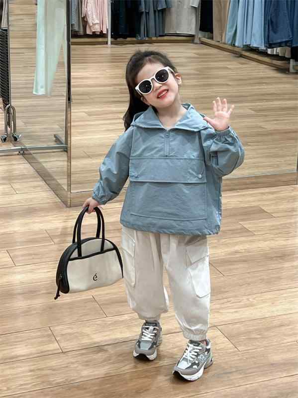 キッズ 女の子 秋冬 防風 防水 連帽 フード ブルゾン ジャケット セット 工装パンツ カーゴパンツ 長袖 短丈 柔軟 ポリエステル 100 濃紺 アイスブルー 軽量 伸縮性 秋 防寒 普段使い アウトドア 潮范 スタイル 中小童 3 8歳