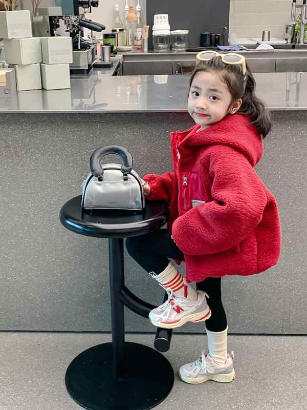キッズ女の子 フード付きパーカー 秋冬 フリース 厚手 長袖 丸首 ジップアップ 短丈 コットン混 ポリエステル 柔らかい素材 かわいい スポーツ プリンセス トレンド 赤 ミルクティー 普段使い 3-8歳 100-140cm