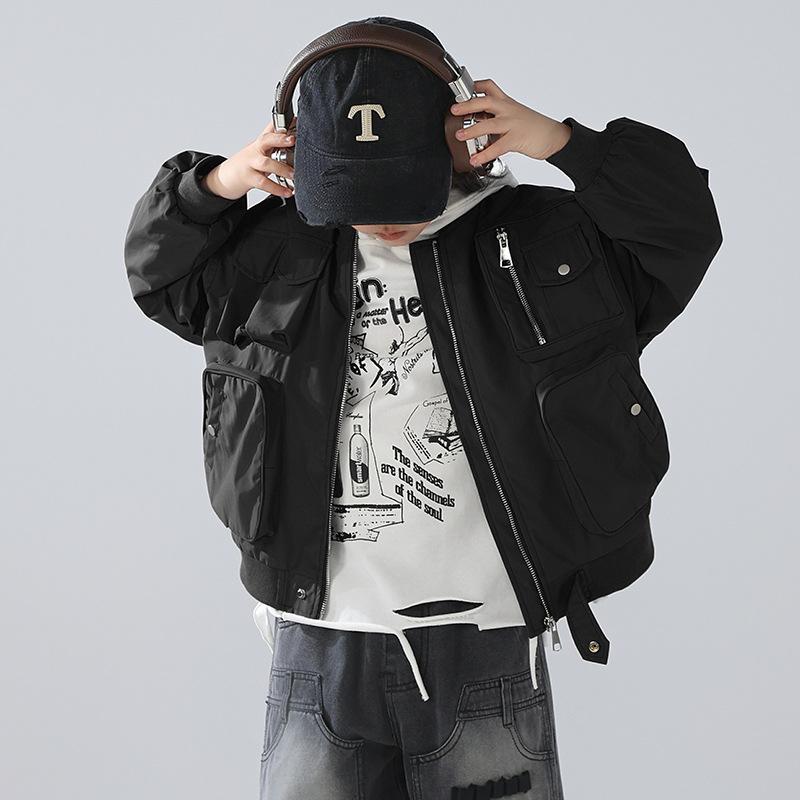 キッズ 男の子 工装風 ジャケット トップス 春 長袖 ラウンドネック プルオーバー ジップアップ ショート丈 コットン混紡 柔らかい 生地 軽量 伸縮性 黒 赤 普段使い 学校 遊び着 韓国風 ストリート カジュアル ファッション 外套