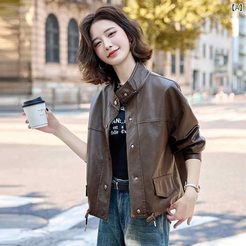 海 寧の 皮の 服の ショート コートの 女性は ゆったり して います。