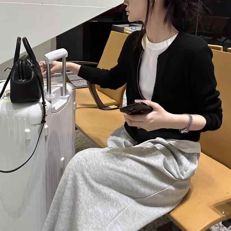 ニットカーディガン 女性用 春夏 秋冬 黒 長袖 ラウンドネック ジップアップ ゆったりシルエット ポリエステル 吸湿速乾 軽量 普段使い 通勤 切り替えデザイン 修身フィット 普通丈 日韓カジュアル