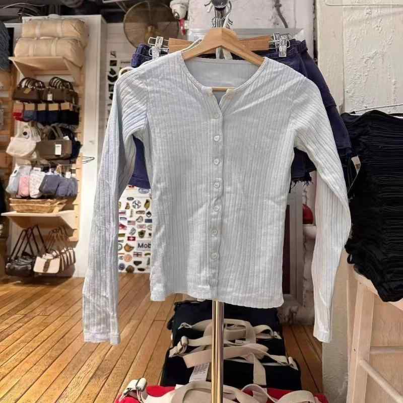 長袖Tシャツ 女性用 開衫 コットン素材 浅いブルー 花辺 シングルボタン レースアップ 修身シルエット 丸首 フレッシュスタイル インナー レイヤード 軽量 通勤 普段使い かわいい 吸湿速乾 伸縮性 爽やか 春夏