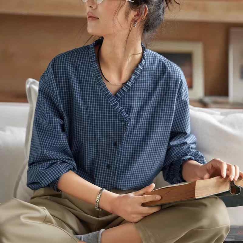 シャツ 女性用 春夏 Vネック フリル 長袖 チェック柄 ミックス素材 綿混 接触冷感 軽量 通勤用 普段使い 気質 シンプル 都市風 ゆったりシルエット 普通丈 シングルブレスト 開襟 風情ベージュ ネイビー 吸湿速乾 伸縮性 かわいい トップス ブラ