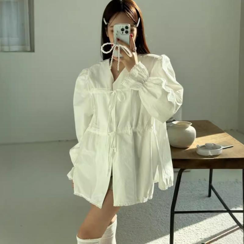 秋冬 女性用 韓国風 シャツ トップス ブラウス 綿素材 切り替え レース デザイン 紐調整 Vネック 長袖 喇叭袖 ゆったり ルーズフィット 開襟 快適 日常使い 白 黒 カラー 中長丈 ユニセックス 対応 軽量 通勤 普段着 日韓 スタイル かわいい