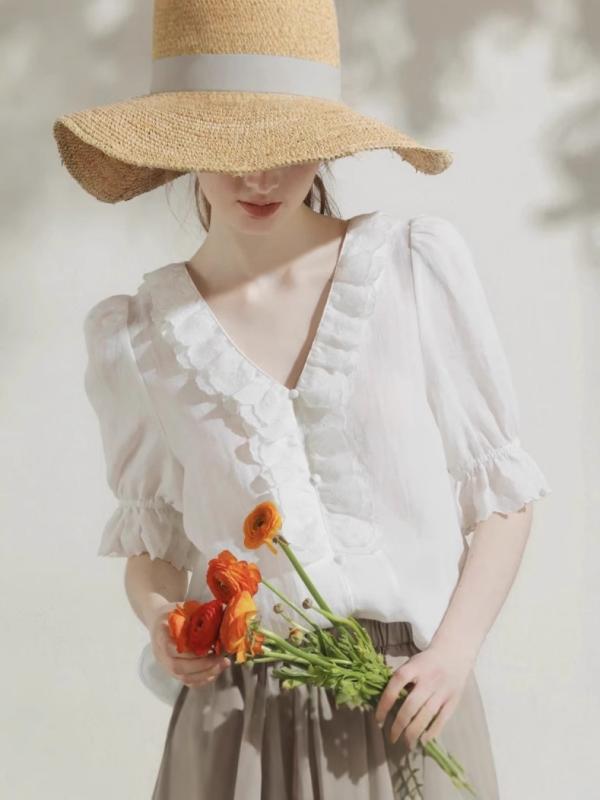 レディース トップス シャツ Vネック ?麻 スパンデックス 混紡 短袖 荷葉袖 刺繍 花柄 植物モチーフ フレンチ リゾート スタイル 清新 甘美 ボタン 装飾 修身 フィット 普通丈 吸湿速乾 通気性 軽量 夏 春夏 普段使い カジュアル