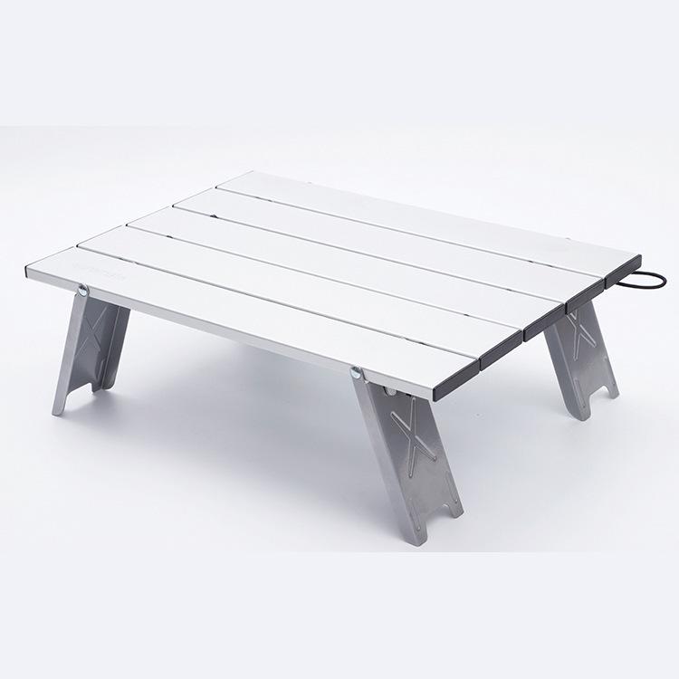 折りたたみ テーブル ミニ アルミ合金 超軽量 屋外 キャンプ ピクニック 車載 矮型 銀色 ポータブル 耐久性 持ち運び 便利 調節可能 屋外アクティビティ バーベキュー テント コンパクト 収納 軽快 シルバー 野外レジャー