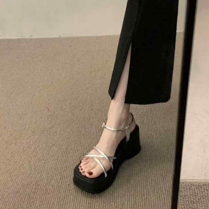 サンダル 女性用 夏用 銀色 厚底 ローマン ストラップ 軽量 防滑 耐摩耗 PU素材 スカートコーデ 韓国風 クロスストラップ ハイヒール 11cm以上 シルバー ブラック カジュアル 歩きやすい ファッション コーディネート 足元おしゃれ ビーチサン