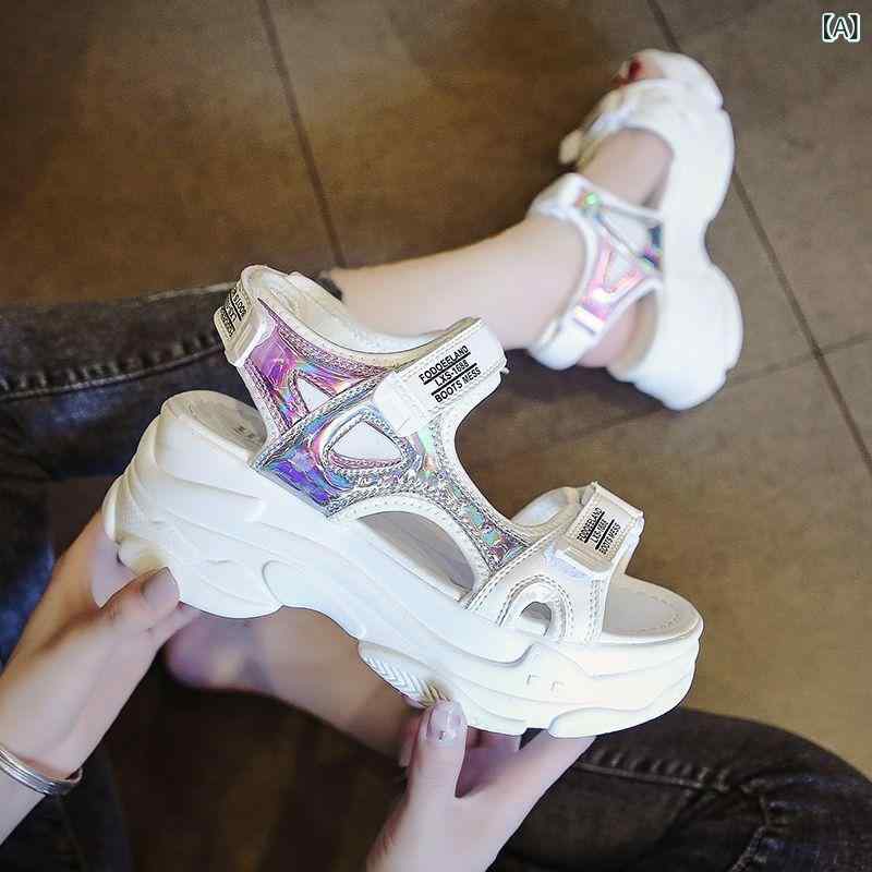 サンダル レディース 夏 2025 新款 韓国風 百搭 厚底 フェミニン 人気 ビーチシューズ 女性 トレンド 魚嘴 デザイン PU 素材 ラバー ソール ホワイト ブラック セットアップ 着脱 イージー 軽量 快適 歩行 休暇 旅行 コーデ アイテム