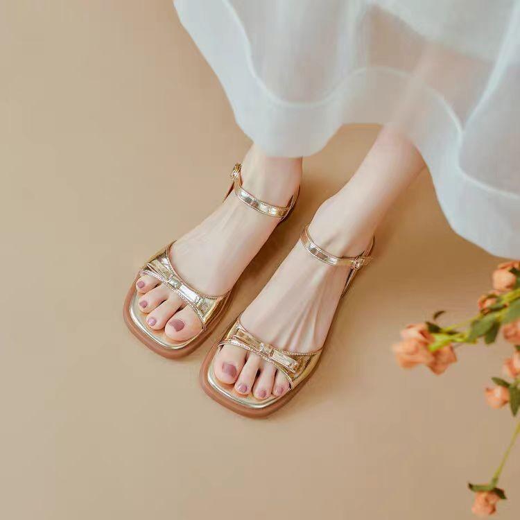 サンダル 女性用 春夏 金色 銀色 粗いヒール スクエアトゥ ミドルヒール ストラップ オープン toe 低ヒール バタフライボウ ラウンドトゥ 韓国スタイル PU素材 ラバーソール バックル式 軽量 伸縮性 吸湿速乾 ファッション 普段使い カジュアル