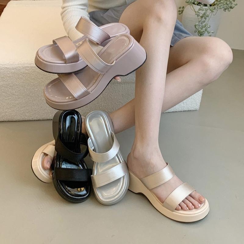サンダル 女性用 厚底 銀色 シンプル 気品 ストラップ シルバー ブラック 紫色 丸先 韓国スタイル ?? 素材 ラバー ソール 超繊細 内側 夏 スカート コーデ 外出用 女性靴 クール 軽量 通勤 普段使い ビーチ サマー ファッション アクセサリ