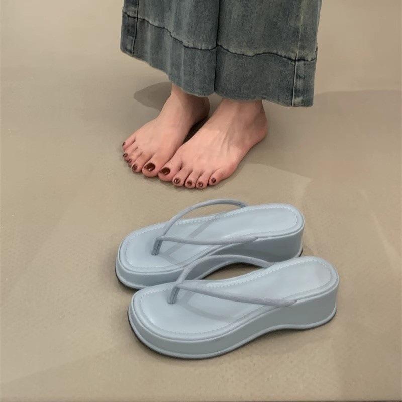 サンダル 女性用 厚底 ヒールアップ ストラップ 人字型 ビーチサンダル 仙女風 2025年夏 新作 夏用 外出 バカンス ウェッジソール クールシューズ ブラック アイボリー シルバー イエロー 超繊維 ラウンドトゥ 韓国スタイル ラバーソール ユニセ 5,488円