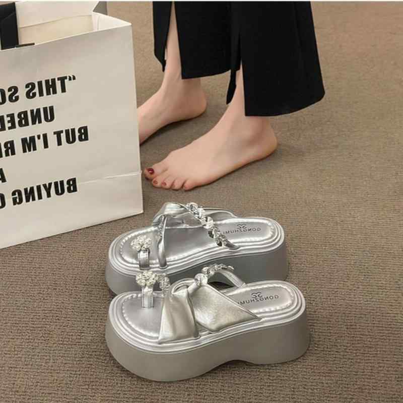 女性用 厚底サンダル ヒールアップ 厚底 プラットフォーム 夏用 外出OK 仙女風 ワンピースサンダル 銀色 米色 ブラック PU素材 丸トゥ 韓国スタイル 軽量 伸縮性 吸湿速乾 通勤用 普段使い カジュアル ビーチサンダル 足元おしゃれ 涼感 女性靴 5,424円