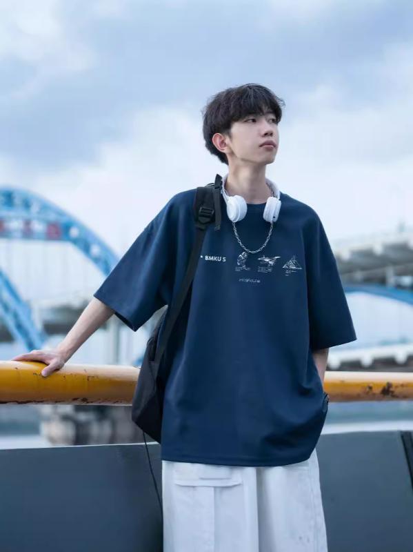 メンズ Tシャツ 短袖 トップス 綿 素材 純綿 透気性 吸湿速乾 色牢度 高 夏 季節 ユース 白色 ブラック グレー ネイビー ワインレッド 落肩 袖 丸首 ルーズ フィット ビッグ シルエット レトロ アメリカン スタイル プリント 柄 アルファベ
