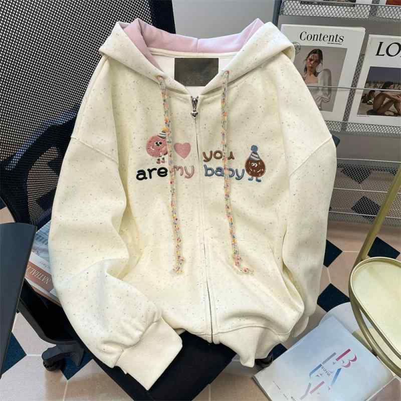 レディース 開襟フードパーカー 刺繍デザイン 秋冬 厚手 長袖 ミドルレングス ルーズフィット ポリエステル素材 ミルク杏カラー かわいい 学院風 快適 普段使い トップス 外套 コージー レイヤード コーディネート 軽やか 柔らかい 触り心地