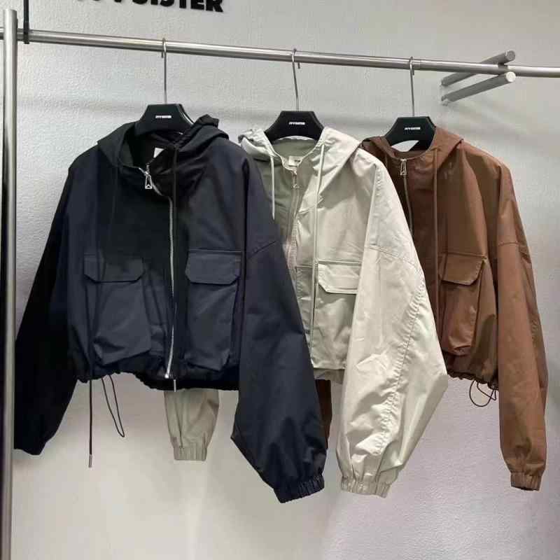 レディース 秋冬 ジャケット コート オリジナルスタイル ルーズフィット フード付き ポケット デザイン ワーカー ショート丈 コンパクト トレンド 都市 通勤 スタイル ポリエステル 素材 純色 ミドル厚 ロングスリーブ ポロカラー イージーケア ブラ