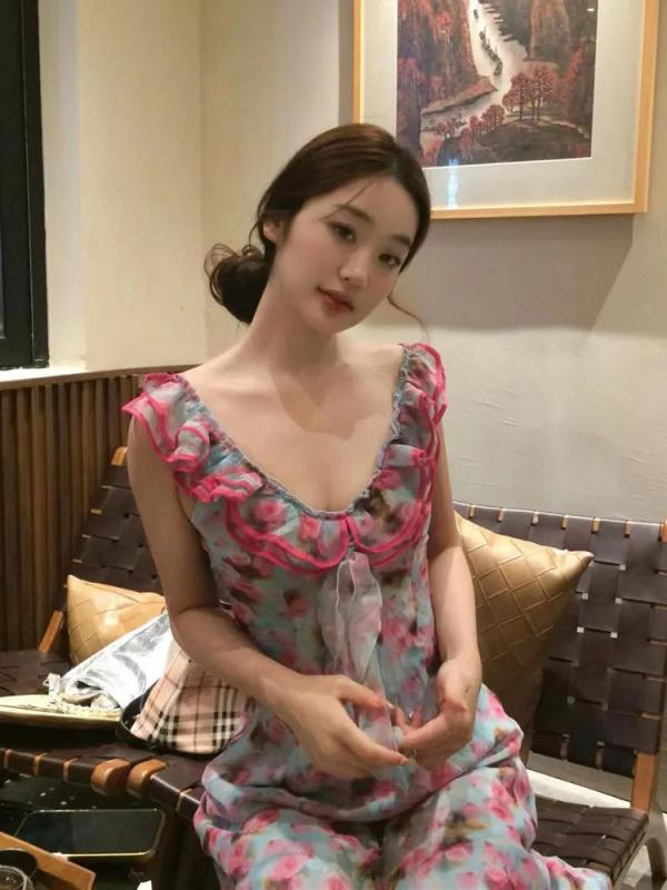 ワンピース 女性用 Vネック 花柄 長丈 夏 海辺 バカンス 高腰 フリル 吊り帯 無袖 ピンク イエロー 接触冷感 軽量 吸湿速乾 伸縮性 植物柄 数字印花 荷葉辺 セットアップ 通勤 普段使い 気質 優雅 ビーチ かわいい 独特 絶美 切り替え