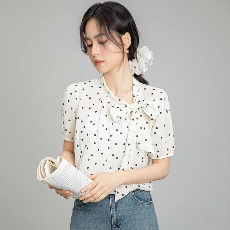 レディース トップス シャツ 短袖 夏 接触冷感 ポリエステル アウトドア 甘め かわいい フリル 襟 泡泡袖 ゆったり シルエット 切り替え デザイン 蝶結び リボン ストリング ドット 柄 プリント 軽量 伸縮性 吸湿速乾 爽やか スタイル 通勤 普