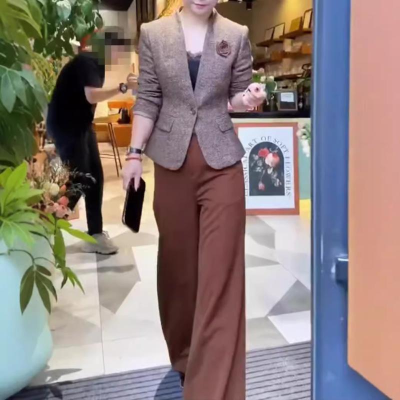 秋冬 レディース 無領 ジャケット 外套 セット 高腰 ワイドパンツ 長ズボン 通勤 気質 スタイル 花柄 立体 装飾 切り替え デザイン ポリエステル 素材 長袖 セットアップ ブラウン 系 カラミ ベージュ 組み合わせ カジュアル ビジネス 普段使い