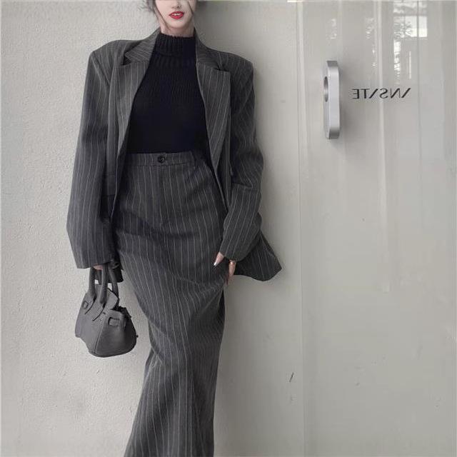 レディース スカートセット 春夏 条紋 ジャケット スカート セットアップ ワイドシルエット 高腰 包臀 中長丈 スカート 伸縮性 スプール素材 グレー トップス ロングスリーブ ボタン デザイン 切り替え ステッチ 加工 韓系 カジュアル スタイル 通