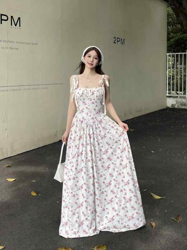 ワンピース 女性用 吊り紐 ワンピース 中長丈 一字領 無袖 花柄 プリント ウエスト 紐 調整 切り替え スカート フレア シルエット 接触冷感 軽量 綿混 再生繊維 ミルクホワイト アイボリー 春夏 シーズン かわいい 少女風 甘め 爽やか 通勤 普