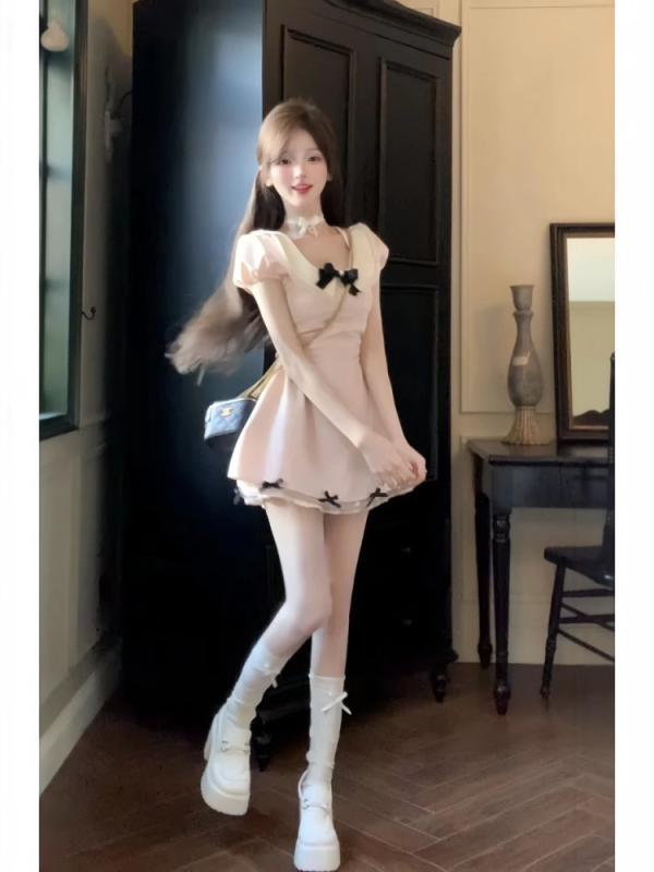 ワンピース レディース 春夏 短丈 収腰 スリム デザイン かわいい 蝶結び 気質 プリンセススカート 泡泡袖 短袖 方領 ピンク系 ネイビー プチプラ 軽量 伸縮性 吸湿速乾 復古 芸術的 単品 プリーツ加工 PVC混 ポリエステル 普段使い 通勤 デ