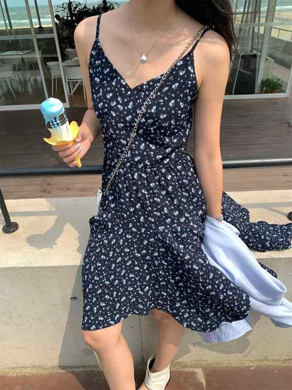 ワンピース 女性用 夏 ノースリーブ Vネック 吊り紐 中長丈 フレアスカート フレッシュフラワー柄 シフォン素材 ポリエステル 接触冷感 アイロン不要加工 ゆったりシルエット 韓国風カジュアル 休日リゾート 海辺ドレス ネイビー 軽量 通勤 普段使い
