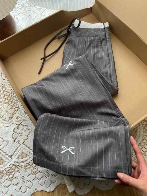 レディース ワイドパンツ 灰色 ストライプ柄 高腰 ポリエステル 伸縮性 蝶結び 春季 ゆったりシルエット スリム効果 日常使い ファッション トップス ボトムス ロング丈 ミッドウェスト カジュアルスタイル 日韓風 軽量 快適 コーディネート アクティ