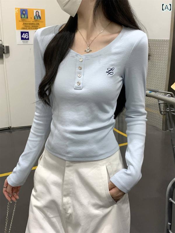 長袖 Tシャツ 女性用 刺繍 肩出し デザイン 修身シルエット 短丈 丸首 ボタン 飾り ミルクブルー 綿混 素材 気質 通勤スタイル シンプル かわいい 清新 トップス インナー 3D 立体 パターン 秋冬 シーズン ライトウェイト 柔らかい 肌触り
