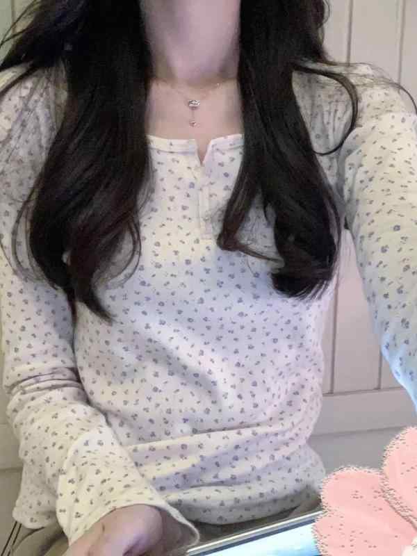 秋冬 長袖 Tシャツ レディース インナー トップス 綿混 ポリエステル フラワー柄 プリント 丸首 ボタン スリムフィット 修身 普通丈 長袖 かわいい 甘め 紫色 針孔 花柄 軽やか 柔らかい 普段使い 通勤 レイヤード インナーウェア 吸湿性 伸縮