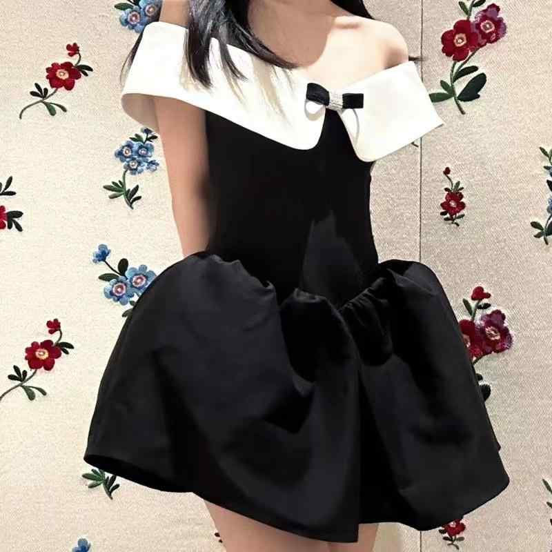 ワンピース 女性用 ノースリーブ 方領 肩出し フィット 切り替え コットン ミディ丈 短め スカート フレア シルエット ウエストシェイプ 肩ストラップ ブラック グリーン プリント 花柄 春夏 私服 名媛風 かわいい 軽量 通勤 普段使い カジュアル