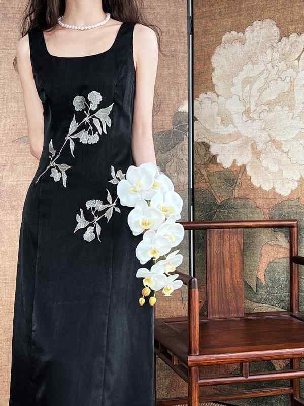 ワンピース レディース 背心連衣裙 吊り帯 ロング丈 背心スカート スクエアネック ノースリーブ ハイウエスト 花柄刺繍 桔梗モチーフ 花?柄 夏 春夏 接触冷感 吸湿速乾 人棉混 再生繊維 30-50% ブラック カラー 黒 スリムフィット 修身 ライ