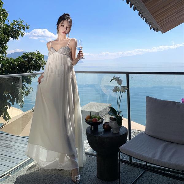 ワンピース レディース 夏 春夏 度假風 法式 デザイン セレブ 吊り紐 シフォン 中長丈 Aライン Vネック ノースリーブ ハイウエスト 切り替え ビーズ フリンジ フレア スカート ベージュ 気質 エレガント 私服 ポリエステル 軽量 通気性 ゆった